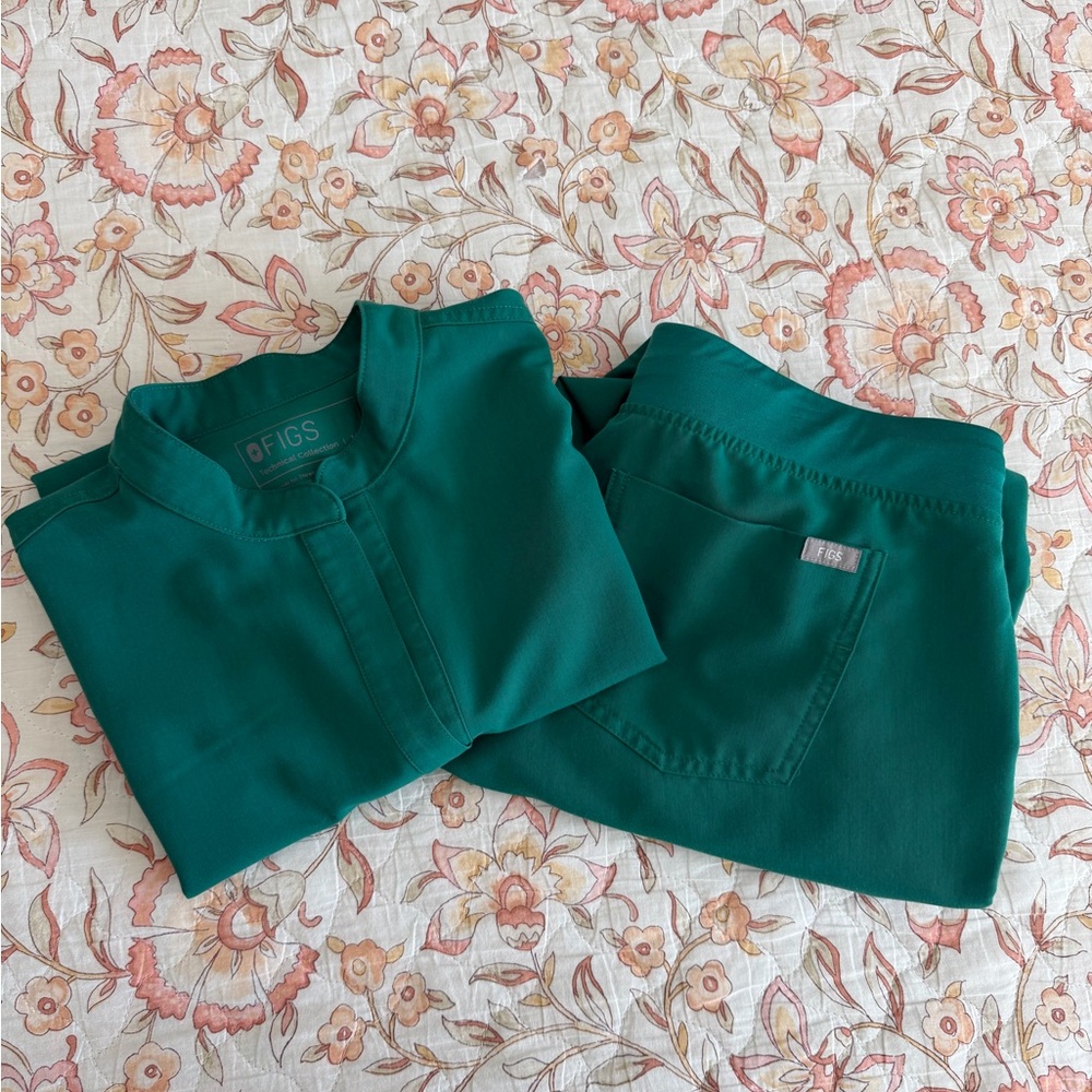 Figs Hunter Green scrub set.